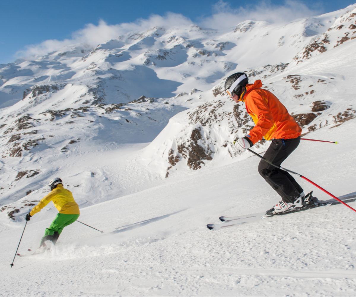 Ski and Rent-2 Skifahrer genießen den Schnee am Berg bei der Abfahrt